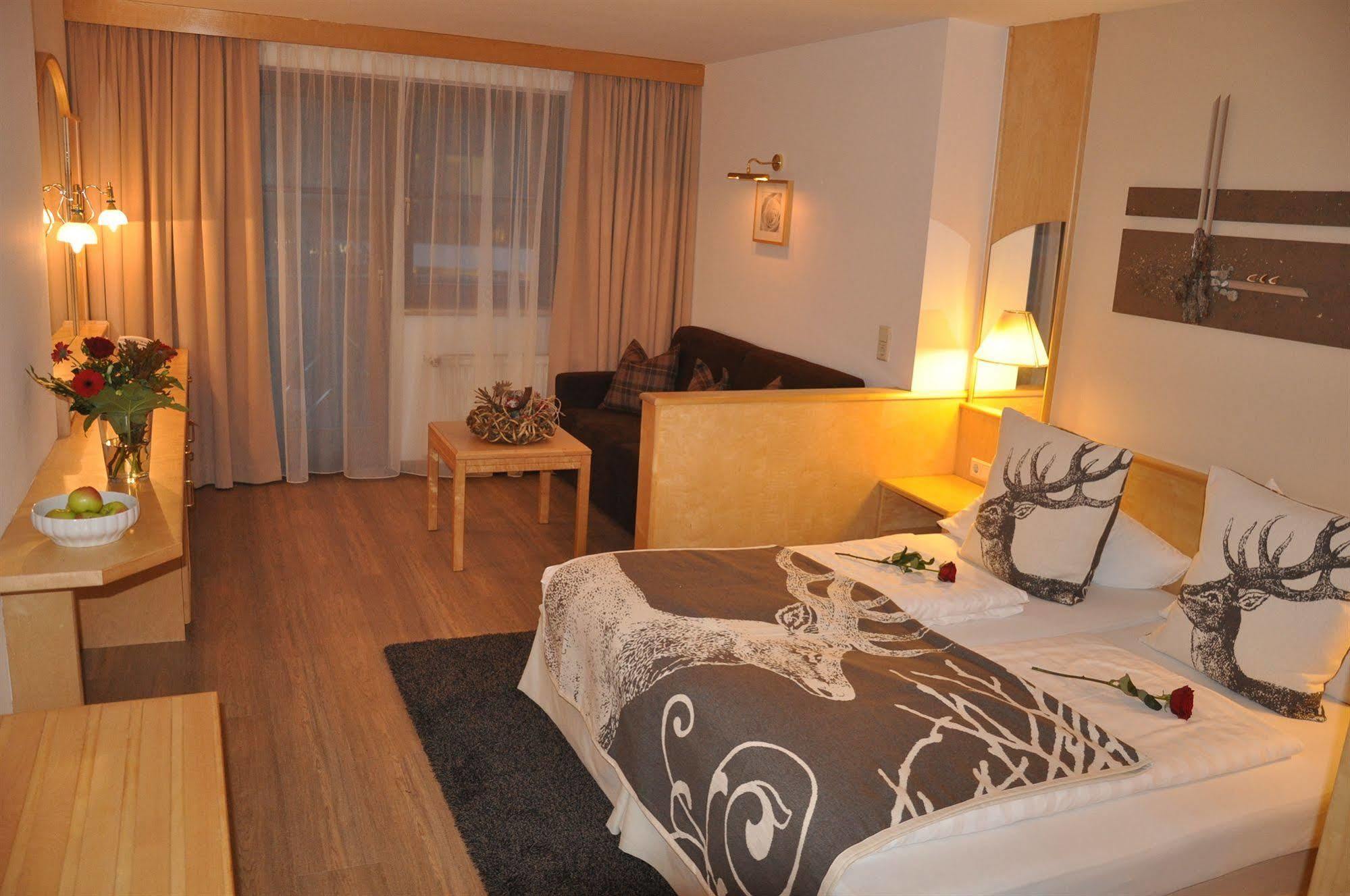 Hotel Central Seefeld in Tirol Eksteriør billede
